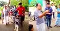 লুঙ্গি পরেই মাদককারবারিদের ধাওয়া দিলেন এমপি