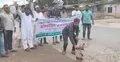 দাম কম, সড়কে ডিম ভেঙে পোলট্রি খামারিদের প্রতিবাদ