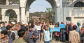 পরীক্ষার দাবিতে ইবির ফটকে শিক্ষার্থীদের অবরোধ