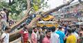 চলন্ত ট্রাকের ওপর ভেঙে পড়লো গাছের ডাল