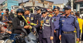 হেলমেট পরা মোটরসাইকেল চালকদের ট্রাফিক পুলিশের ফুলেল শুভেচ্ছা
