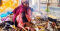স্বজনহীন বৃদ্ধার পাশে দাঁড়ালো উপজেলা প্রশাসন