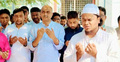 আওয়ামী লীগ নেতার কবর জিয়ারত করলেন বিএনপির প্রার্থী