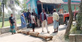 মাটিবাহী ট্রলি চলাচলে বাধা, সড়কে গাছ ফেলে ভাটা শ্রমিকদের বিক্ষোভ