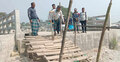 ৫ কোটির সেতুর ভরসা বাঁশের সাঁকো