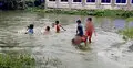 বৃষ্টির পানিতে জমে উঠেছে শিশুদের আনন্দ উচ্ছ্বাস