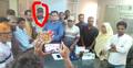 ইউএনওকে ফুলেল শুভেচ্ছা, ছবিতে অস্ত্র মামলার ওয়ারেন্টভুক্ত আসামি