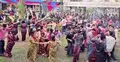 কুয়াকাটায় জলকেলিতে মেতেছেন তরুণ-তরুণীরা