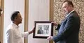প্রধানমন্ত্রীর হাতে দুটি দুর্লভ ছবি তুলে দিলেন মার্কিন রাষ্ট্রদূত