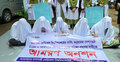 পরীক্ষা দাবিতে কাফনের কাপড় গায়ে জড়িয়ে বিক্ষোভ