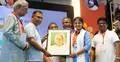 প্রধানমন্ত্রীর হাতে নজরুলের প্রতিকৃতি তুলে দিয়ে আলোচনায় সাবা