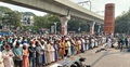 শাহবাগে জুমার নামাজ আদায় করলেন বিক্ষোভকারীরা