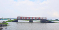সেতু চড়তে নৌকা পাড়ি