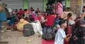 বাংলাদেশে ঢুকতে হঠাৎ ভারত সীমান্তে মানুষের ভিড়