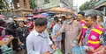 বৃষ্টিতে ভিজে এইচএসসি পরীক্ষার্থী-অভিভাবকদের জন্য পানি নিয়ে টিম খোরশেদ