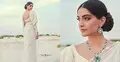 ব্যাকলেস ব্লাউজ ও সাদাশাড়িতে মুগ্ধতা ছড়াচ্ছেন সোনম