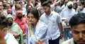 কেউ পাখা দিয়ে বাতাস করছেন পরীক্ষার্থীদের, কেউ ধরে রাখছেন ছোট ফ্যান