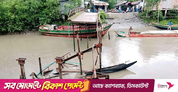 বাগেরহাটে জাহাজের ধাক্কায় ব্রিজ ভেঙে ব্যবসায়ী নিহত বাগেরহাটে জাহাজের ধাক্কায় ব্রিজ ভেঙে ব্যবসায়ী নিহত