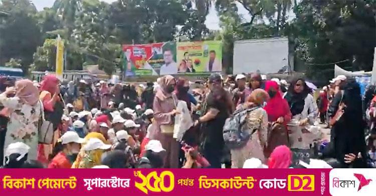 স্থায়ী ক্যাম্পাসের দাবিতে টেকনিক্যাল মোড়ে শিক্ষার্থীদের সড়ক অবরোধ