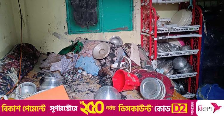 ঘরে বিস্ফোরণে দগ্ধ ৯ / ‘পুরো বাড়িতে গ্যাসের গন্ধ, ফায়ার সার্ভিস বলছে ফ্রিজ বিস্ফোরণ’