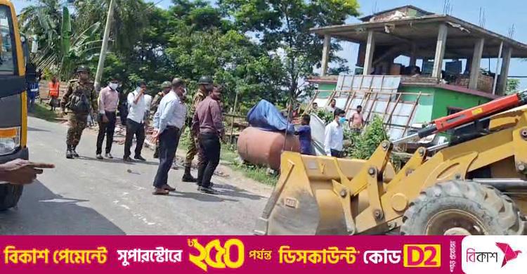 চাঁদপুরে সড়কের পাশের শতাধিক স্থাপনা উচ্ছেদ