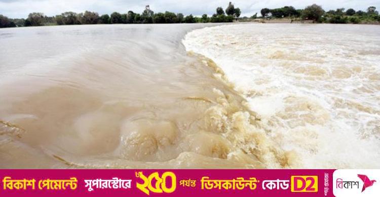 পানি ছাড়লো ভারত, বন্যার শঙ্কায় পাকিস্তানে ঘরছাড়া দেড় লাখ মানুষ