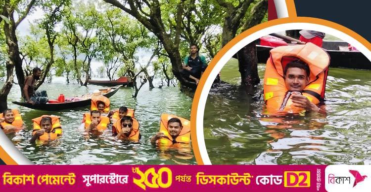 টাঙ্গুয়ার হাওরের জলে ভেসে ভেসে