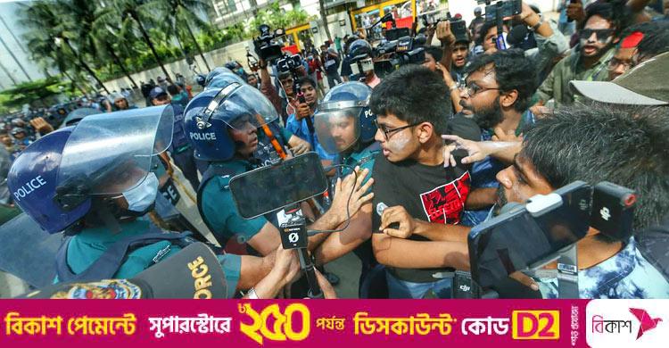 যমুনা অভিমুখী প্রকৌশল শিক্ষার্থীদের ওপর পুলিশের লাঠিচার্জে আহত ৬