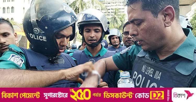 প্রকৌশল শিক্ষার্থীদের সঙ্গে সংঘর্ষে পুলিশের ডিসিসহ বেশ কয়েকজন আহত