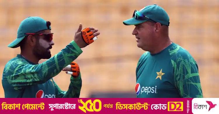 বাবর-রিজওয়ান টি-টোয়েন্টি খেলার অযোগ্য: মিকি আর্থার