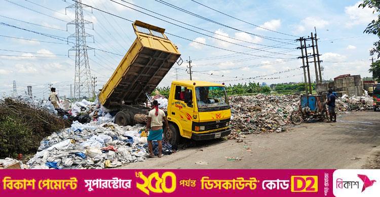 বিনোদনকেন্দ্রের পাশে ময়লার স্তূপ, দুর্গন্ধে টেকা দায়