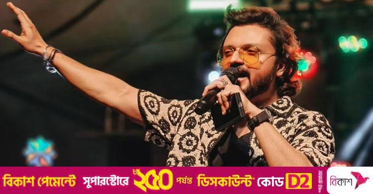 বুক চেপে ধরে মঞ্চেই পড়ে গেলেন অভিনেতা