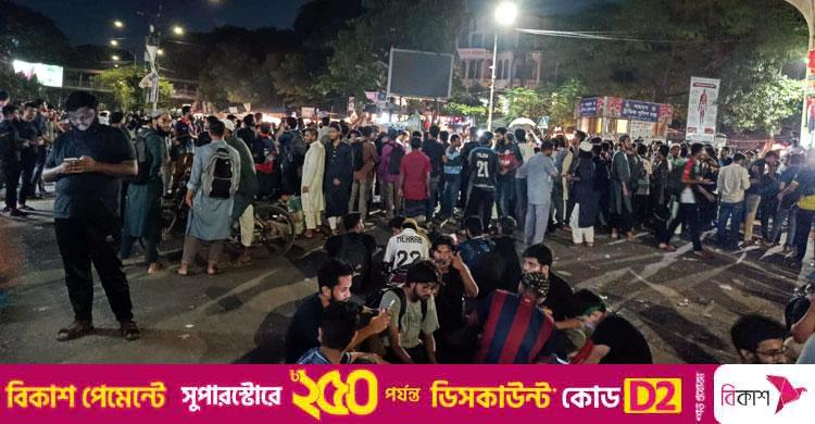 রাতেও শাহবাগে প্রকৌশল শিক্ষার্থীরা, আন্দোলন চালিয়ে যাওয়ার ঘোষণা