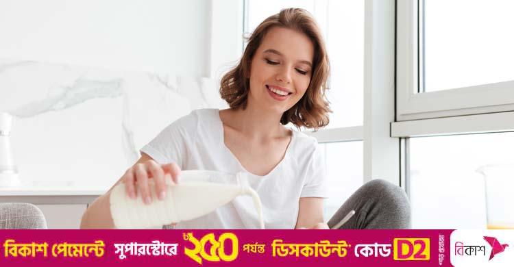 সকালে খালি পেটে দুধ খেলে কী হয়