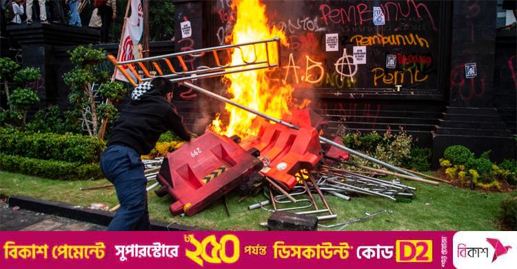 ইন্দোনেশিয়ায় অর্থমন্ত্রীর বাসভবনে রাতভর লুটপাট