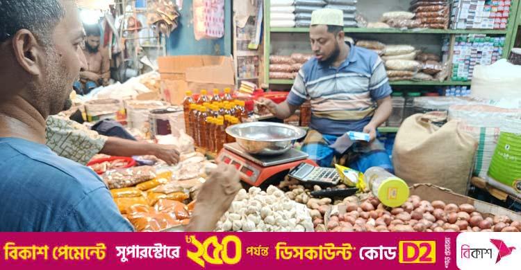 চড়া বাজারে ক্রেতার আক্ষেপ, ‘ডিম-দুধ ছাড়তে হয়েছে দামের কারণে’