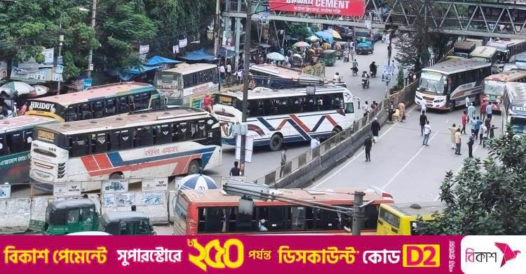 মহাখালীতে সড়কে আড়াআড়ি করে বাস রেখে অবরোধ, তীব্র যানজট