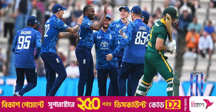 রান ব্যবধানে জয়ের বিশ্বরেকর্ড / ইংল্যান্ডের ৪১৪ রানের জবাবে ৭২ রানে অলআউট দক্ষিণ আফ্রিকা