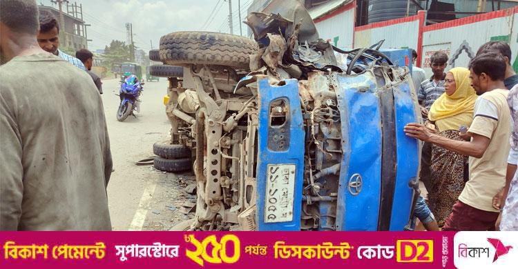পিকআপ ভ্যানে ধাক্কা দিলো উল্টো পথে আসা বাস, চালক নিহত