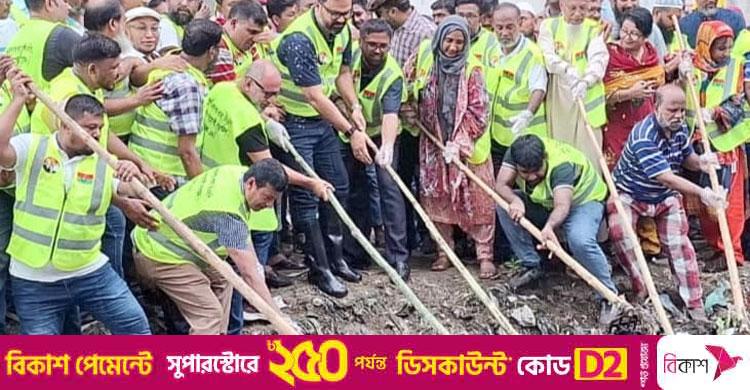 রাজধানীর প্যারিস খাল পরিষ্কার করলেন বিএনপি নেতাকর্মীরা