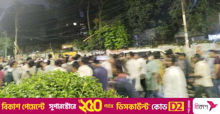 ডাকসু ভোটে কারচুপির অভিযোগে কেন্দ্রে কেন্দ্রে ছাত্রদলের বিক্ষোভ