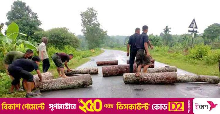 খাগড়াছড়িতে পাহাড়ি তিন সংগঠনের আধা বেলা অবরোধ চলছে