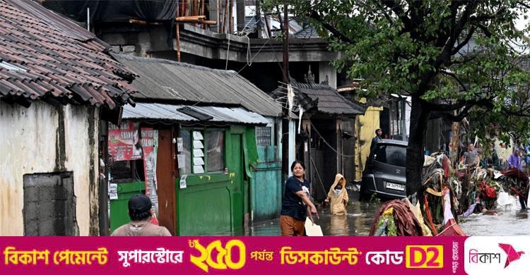 বন্যায় তলিয়ে গেছে ইন্দোনেশিয়ার জনপ্রিয় পর্যটনকেন্দ্র, নিহত ৬