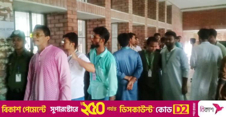 জাকসু / ব্যালট না আসায় এক কেন্দ্রের ভোট শুরু পৌনে এক ঘণ্টা দেরিতে
