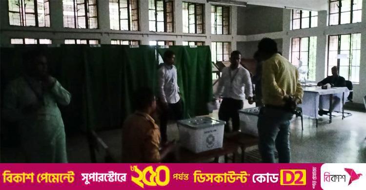 ১০ নম্বর হলে বিদ্যুৎ নেই, অন্ধকারেই চলছে ভোটগ্রহণ