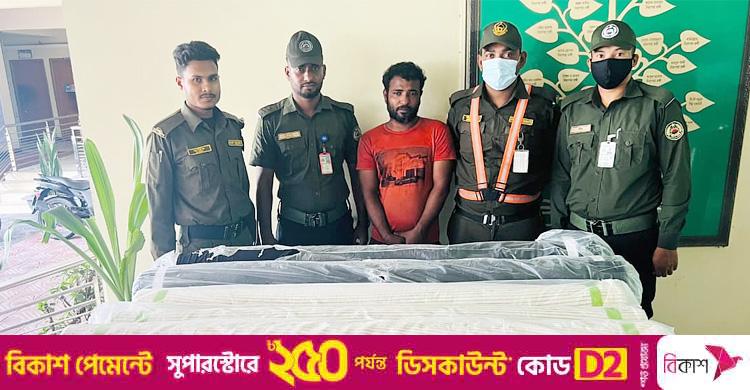 চট্টগ্রাম বন্দরে কনটেইনারের তালা ভেঙে কাপড় চুরি, ট্রাকচালক আটক