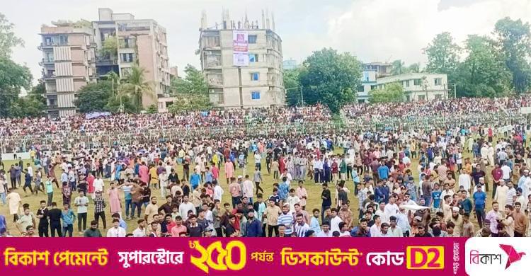 ইউএনওসহ আহত অর্ধশত / ধারণক্ষমতার পাঁচগুণ টিকিট বিক্রি, খেলা না হওয়ায় ভাঙচুর-অগ্নিসংযোগ