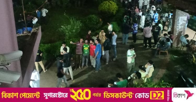জাকসু নির্বাচন: গভীর রাতেও ফলাফলের অপেক্ষায় শিক্ষার্থীরা