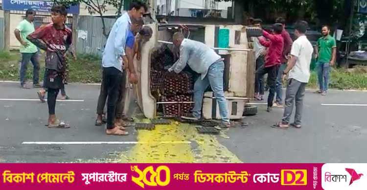 মিরসরাইয়ে গাড়ি উল্টে লাখ টাকার ডিম নষ্ট, চালক আহত