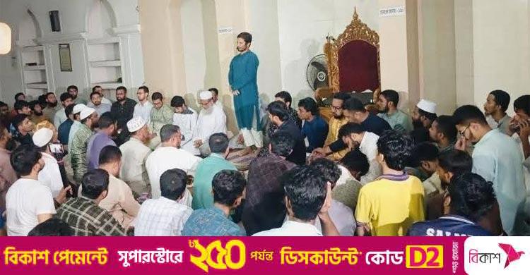 জাকসুর ফলাফলের পর জাবির মসজিদে শিবিরের দোয়া-মোনাজাত
